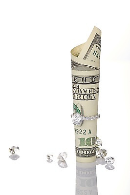 포토 JPG 스튜디오촬영 백그라운드 지폐 돈 장신구 실내 사람없음 아웃포커스 금융 경제 달러 반지 광석 보석 오브젝트 다이아몬드 다이아몬드반지 국내포토 촬영기법 내부 재산 파일형식