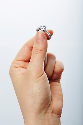 포토 JPG 스튜디오촬영 손 백그라운드 장신구 한손 실내 한명 들기 사람 신체부위 반지 광석 보석 다이아몬드 다이아몬드반지 국내포토 1 모션 내부 파일형식