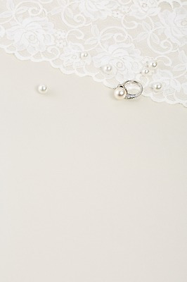 포토 JPG 스튜디오촬영 백그라운드 장신구 실내 사람없음 반지 보석 천 오브젝트 진주반지 국내포토 레이스천 내부 직물 광석 진주_보석 파일형식