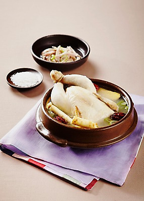 포토 JPG 스튜디오촬영 그릇 식기 한식 음식 여름음식 실내 요리 사람없음 아웃포커스 전통음식 직물 닭 인삼 뚝배기 대추 소금 종지 보양식 삼계탕 파 조각보 제철음식 국내포토 전통 채소 조류 촬영기법 내부 보자기_천 삼 몸보신 제철 파일형식 여름_계절
