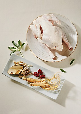 포토 JPG 스튜디오촬영 접시 한식 음식 잎 식재료 재료 여름음식 실내 요리 사람없음 아웃포커스 장식 하이앵글 전통음식 닭 인삼 대추 보양식 삼계탕 황기 플랫레이 제철음식 국내포토 식물 전통 식기 뷰포인트 조류 촬영기법 내부 한약재 삼 플랫 몸보신 제철 파일형식 여름_계절