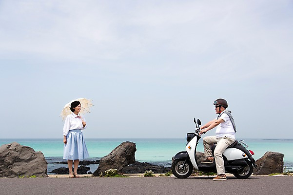 포토 JPG 주간 전신 식물 라이프스타일 부부 커플 여자 할아버지 노년 남자 꽃 행복 도로 길 할머니 바다 여행 하늘 고글 한국 사랑 서기 미소 웃음 들기 사람 앉기 동양인 해변 야외 두명 앞모습 옆모습 실버라이프 청춘 선글라스 제주도 마주보기 노부부 다정 활발 한국인 오토바이 돌_바위 바위 추억 60대 헬멧 양산 해안도로 김녕해수욕장 노인만 국내포토 자연요소 감정 아시아 안경 뷰포인트 컨셉 관계 교통시설 모션 표정 인종 성인 생활 바이크 보호장비 해수욕장 성인만 파일형식