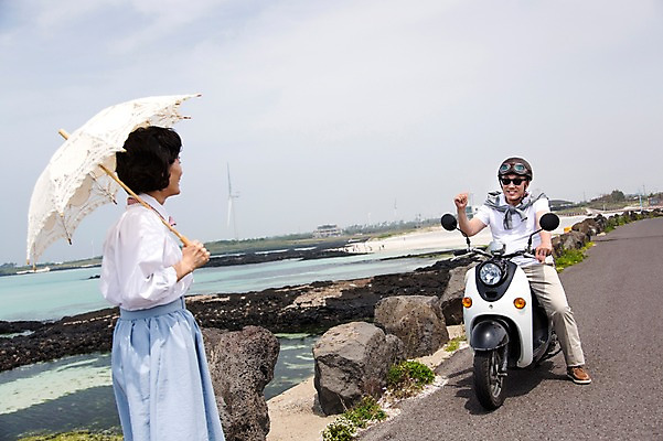 포토 JPG 주간 전신 식물 라이프스타일 부부 커플 여자 할아버지 노년 남자 행복 도로 길 할머니 바다 여행 하늘 고글 한국 사랑 미소 웃음 들기 사람 앉기 동양인 손짓 상반신 해변 야외 두명 옆모습 실버라이프 청춘 선글라스 제주도 노부부 다정 주먹 활발 한국인 오토바이 돌_바위 바위 추억 60대 헬멧 양산 해안도로 김녕해수욕장 노인만 국내포토 자연요소 감정 아시아 안경 뷰포인트 컨셉 관계 교통시설 모션 표정 인종 성인 생활 바이크 보호장비 해수욕장 성인만 파일형식