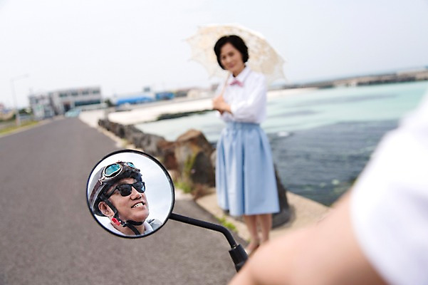 포토 JPG 주간 라이프스타일 부부 커플 여자 할아버지 노년 남자 행복 도로 길 할머니 바다 여행 하늘 고글 한국 사랑 서기 미소 웃음 들기 사람 동양인 상반신 해변 야외 두명 아웃포커스 신체부위 실버라이프 청춘 선글라스 제주도 노부부 다정 활발 거울 한국인 오토바이 돌_바위 바위 추억 60대 헬멧 양산 해안도로 팔 김녕해수욕장 백미러 노인만 국내포토 자연요소 감정 아시아 안경 컨셉 관계 교통시설 모션 촬영기법 표정 인종 성인 생활 바이크 보호장비 해수욕장 성인만 파일형식