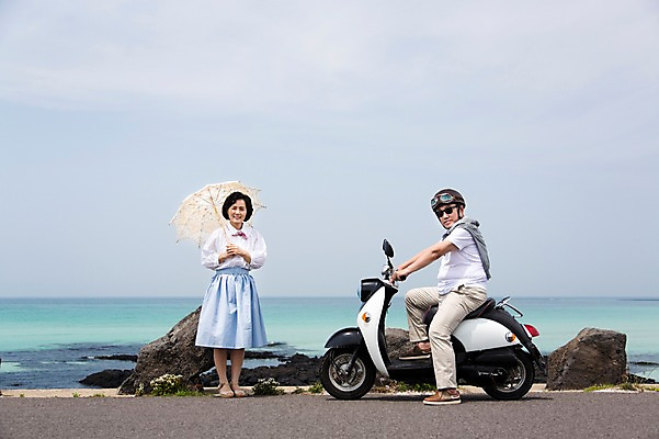 포토 JPG 주간 전신 라이프스타일 부부 커플 여자 할아버지 노년 남자 행복 도로 길 할머니 바다 여행 하늘 고글 한국 사랑 서기 미소 웃음 들기 사람 앉기 동양인 해변 야외 두명 앞모습 옆모습 실버라이프 청춘 선글라스 제주도 노부부 다정 활발 한국인 오토바이 돌_바위 바위 추억 60대 헬멧 양산 해안도로 김녕해수욕장 노인만 국내포토 자연요소 감정 아시아 안경 뷰포인트 컨셉 관계 교통시설 모션 표정 인종 성인 생활 바이크 보호장비 해수욕장 성인만 파일형식