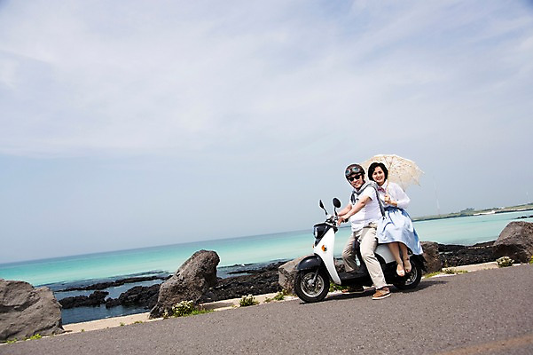 포토 JPG 주간 전신 라이프스타일 부부 커플 여자 할아버지 노년 남자 행복 도로 길 할머니 바다 여행 하늘 고글 한국 사랑 미소 웃음 들기 사람 앉기 동양인 해변 야외 두명 앞모습 옆모습 실버라이프 청춘 선글라스 제주도 노부부 다정 활발 한국인 오토바이 돌_바위 바위 추억 60대 헬멧 양산 해안도로 김녕해수욕장 노인만 국내포토 자연요소 감정 아시아 안경 뷰포인트 컨셉 관계 교통시설 모션 표정 인종 성인 생활 바이크 보호장비 해수욕장 성인만 파일형식