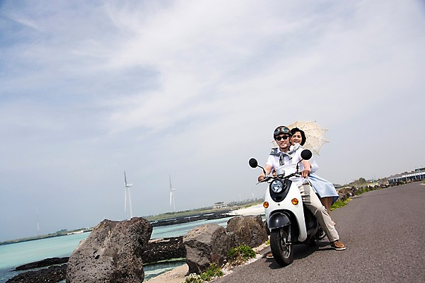 포토 JPG 주간 전신 라이프스타일 부부 커플 여자 할아버지 노년 남자 행복 도로 길 할머니 바다 여행 하늘 고글 한국 사랑 미소 웃음 들기 사람 앉기 동양인 상반신 해변 야외 두명 실버라이프 청춘 선글라스 제주도 노부부 다정 활발 한국인 오토바이 돌_바위 바위 추억 60대 헬멧 양산 해안도로 김녕해수욕장 노인만 국내포토 자연요소 감정 아시아 안경 컨셉 관계 교통시설 모션 표정 인종 성인 생활 바이크 보호장비 해수욕장 성인만 파일형식