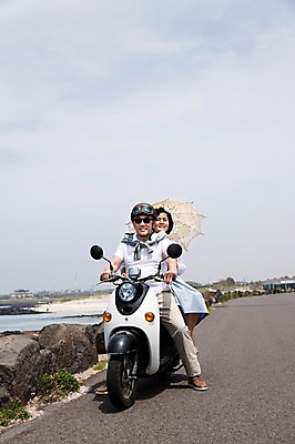 포토 JPG 주간 전신 라이프스타일 부부 커플 여자 할아버지 노년 남자 행복 도로 길 할머니 바다 여행 하늘 고글 한국 사랑 미소 웃음 들기 사람 앉기 동양인 상반신 해변 야외 두명 실버라이프 청춘 선글라스 제주도 노부부 다정 활발 한국인 오토바이 돌_바위 바위 추억 60대 헬멧 양산 해안도로 김녕해수욕장 노인만 국내포토 자연요소 감정 아시아 안경 컨셉 관계 교통시설 모션 표정 인종 성인 생활 바이크 보호장비 해수욕장 성인만 파일형식