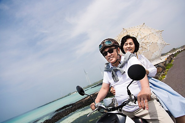 포토 JPG 주간 라이프스타일 부부 커플 여자 할아버지 노년 남자 행복 도로 길 할머니 바다 여행 안기 하늘 고글 한국 사랑 미소 웃음 들기 사람 앉기 동양인 상반신 해변 야외 두명 실버라이프 청춘 선글라스 제주도 노부부 다정 활발 한국인 오토바이 돌_바위 바위 추억 60대 헬멧 양산 해안도로 김녕해수욕장 노인만 국내포토 자연요소 감정 아시아 안경 컨셉 관계 교통시설 모션 표정 인종 성인 생활 바이크 보호장비 해수욕장 성인만 파일형식