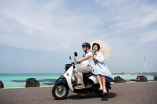 포토 JPG 주간 전신 라이프스타일 부부 커플 여자 할아버지 노년 남자 행복 도로 길 할머니 바다 여행 하늘 고글 한국 사랑 미소 웃음 들기 사람 앉기 동양인 해변 야외 두명 앞모습 옆모습 실버라이프 청춘 선글라스 제주도 노부부 다정 활발 한국인 오토바이 돌_바위 바위 추억 60대 헬멧 양산 해안도로 김녕해수욕장 노인만 국내포토 자연요소 감정 아시아 안경 뷰포인트 컨셉 관계 교통시설 모션 표정 인종 성인 생활 바이크 보호장비 해수욕장 성인만 파일형식