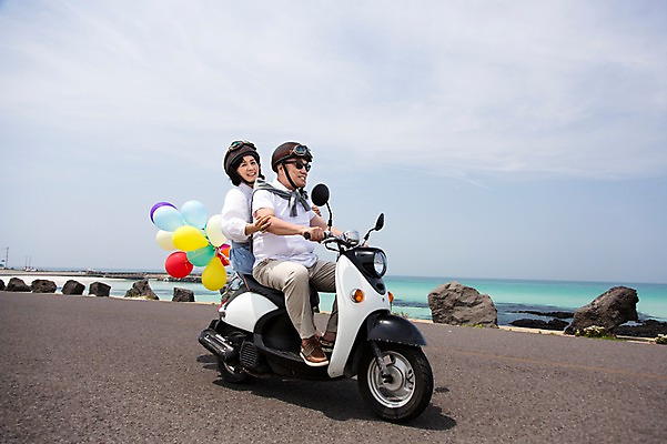 포토 JPG 주간 전신 라이프스타일 부부 커플 여자 할아버지 노년 남자 행복 도로 길 할머니 바다 여행 하늘 고글 한국 사랑 미소 웃음 사람 앉기 동양인 상반신 해변 야외 두명 실버라이프 청춘 선글라스 제주도 노부부 다정 활발 한국인 오토바이 돌_바위 바위 추억 60대 헬멧 해안도로 풍선 김녕해수욕장 노인만 국내포토 자연요소 감정 아시아 안경 컨셉 관계 교통시설 모션 표정 인종 성인 생활 바이크 보호장비 해수욕장 성인만 파일형식