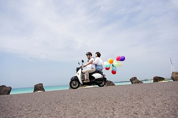 포토 JPG 주간 전신 라이프스타일 부부 커플 여자 할아버지 노년 남자 행복 도로 길 할머니 바다 여행 안기 하늘 고글 한국 사랑 미소 웃음 사람 동양인 상반신 해변 야외 두명 옆모습 뒷모습 실버라이프 청춘 선글라스 제주도 노부부 다정 활발 한국인 오토바이 돌_바위 바위 추억 60대 헬멧 해안도로 풍선 김녕해수욕장 노인만 국내포토 자연요소 감정 아시아 안경 뷰포인트 컨셉 관계 교통시설 모션 표정 인종 성인 생활 바이크 보호장비 해수욕장 성인만 파일형식