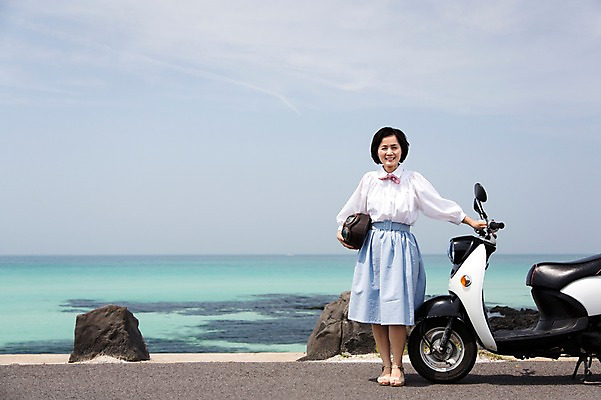 포토 JPG 주간 전신 라이프스타일 여자 노년 행복 도로 길 할머니 바다 여행 하늘 고글 한국 사랑 한명 서기 미소 웃음 들기 사람 동양인 해변 야외 앞모습 실버라이프 청춘 제주도 다정 활발 한국인 오토바이 돌_바위 바위 추억 60대 헬멧 해안도로 김녕해수욕장 성인여자한명만 노인만 노인여자만 노인여자한명만 국내포토 자연요소 1 감정 아시아 뷰포인트 컨셉 교통시설 모션 표정 인종 성인 생활 바이크 보호장비 해수욕장 여자만 여자한명만 성인여자만 성인만 파일형식