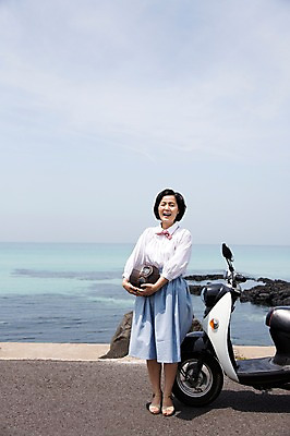 포토 JPG 주간 전신 라이프스타일 여자 노년 행복 도로 길 할머니 바다 여행 하늘 고글 한국 사랑 한명 서기 미소 웃음 들기 사람 동양인 해변 야외 앞모습 실버라이프 청춘 제주도 다정 활발 한국인 오토바이 추억 60대 헬멧 해안도로 김녕해수욕장 성인여자한명만 노인만 노인여자만 노인여자한명만 국내포토 자연요소 1 감정 아시아 뷰포인트 컨셉 교통시설 모션 표정 인종 성인 생활 바이크 보호장비 해수욕장 여자만 여자한명만 성인여자만 성인만 파일형식