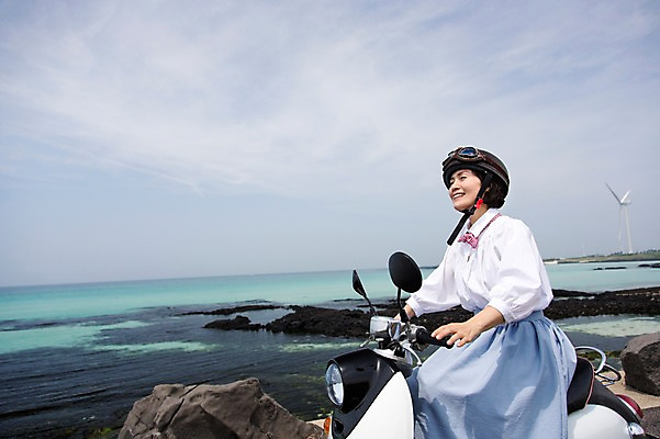 포토 JPG 주간 라이프스타일 여자 노년 행복 할머니 바다 여행 하늘 고글 한국 사랑 한명 미소 웃음 사람 동양인 상반신 해변 야외 옆모습 실버라이프 청춘 제주도 다정 활발 한국인 오토바이 돌_바위 바위 추억 60대 헬멧 해안도로 김녕해수욕장 성인여자한명만 노인만 노인여자만 노인여자한명만 국내포토 자연요소 1 감정 아시아 도로 뷰포인트 컨셉 표정 인종 성인 생활 바이크 보호장비 해수욕장 여자만 여자한명만 성인여자만 성인만 파일형식