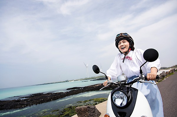 포토 JPG 주간 라이프스타일 여자 노년 행복 도로 길 할머니 바다 여행 하늘 고글 한국 사랑 한명 미소 웃음 사람 앉기 동양인 상반신 해변 야외 실버라이프 청춘 제주도 다정 활발 한국인 오토바이 돌_바위 바위 추억 60대 헬멧 해안도로 김녕해수욕장 성인여자한명만 노인만 노인여자만 노인여자한명만 국내포토 자연요소 1 감정 아시아 컨셉 교통시설 모션 표정 인종 성인 생활 바이크 보호장비 해수욕장 여자만 여자한명만 성인여자만 성인만 파일형식