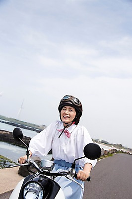 포토 JPG 주간 라이프스타일 여자 노년 행복 도로 길 할머니 바다 여행 하늘 고글 한국 사랑 한명 미소 웃음 사람 앉기 동양인 상반신 해변 야외 실버라이프 청춘 제주도 다정 활발 한국인 오토바이 바위 추억 60대 헬멧 해안도로 김녕해수욕장 성인여자한명만 노인만 노인여자만 노인여자한명만 국내포토 자연요소 1 감정 아시아 컨셉 교통시설 모션 표정 인종 성인 생활 바이크 보호장비 해수욕장 여자만 여자한명만 성인여자만 성인만 파일형식