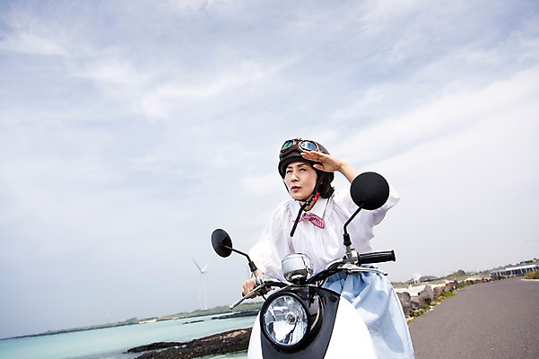 포토 JPG 주간 라이프스타일 여자 노년 행복 도로 길 할머니 바다 여행 하늘 고글 한국 사랑 한명 사람 앉기 동양인 손짓 상반신 해변 야외 실버라이프 청춘 제주도 다정 활발 한국인 오토바이 돌_바위 바위 추억 60대 헬멧 해안도로 김녕해수욕장 성인여자한명만 노인만 노인여자만 노인여자한명만 국내포토 자연요소 1 감정 아시아 컨셉 교통시설 모션 인종 성인 생활 바이크 보호장비 해수욕장 여자만 여자한명만 성인여자만 성인만 파일형식