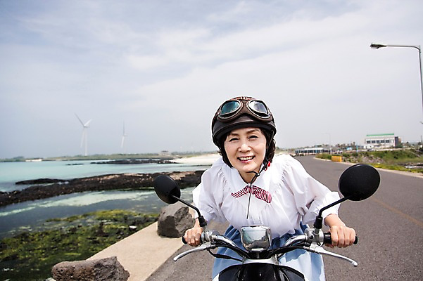 포토 JPG 주간 라이프스타일 여자 노년 행복 도로 길 할머니 바다 여행 하늘 고글 한국 사랑 한명 미소 웃음 사람 앉기 동양인 상반신 해변 야외 앞모습 실버라이프 청춘 제주도 다정 활발 한국인 오토바이 돌_바위 바위 추억 60대 헬멧 해안도로 김녕해수욕장 성인여자한명만 노인만 노인여자만 노인여자한명만 국내포토 자연요소 1 감정 아시아 뷰포인트 컨셉 교통시설 모션 표정 인종 성인 생활 바이크 보호장비 해수욕장 여자만 여자한명만 성인여자만 성인만 파일형식