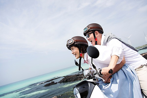 포토 JPG 주간 라이프스타일 부부 커플 여자 할아버지 노년 남자 행복 할머니 바다 여행 안기 하늘 고글 한국 사랑 미소 웃음 사람 앉기 동양인 상반신 해변 야외 두명 옆모습 실버라이프 청춘 선글라스 제주도 노부부 다정 활발 한국인 오토바이 돌_바위 바위 추억 60대 헬멧 김녕해수욕장 노인만 국내포토 자연요소 감정 아시아 안경 뷰포인트 컨셉 관계 모션 표정 인종 성인 생활 바이크 보호장비 해수욕장 성인만 파일형식