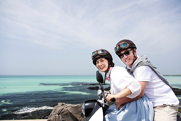 포토 JPG 주간 라이프스타일 부부 커플 여자 할아버지 노년 남자 행복 할머니 바다 여행 안기 하늘 고글 한국 사랑 미소 웃음 사람 앉기 동양인 상반신 해변 야외 두명 옆모습 실버라이프 청춘 선글라스 제주도 노부부 다정 활발 한국인 오토바이 돌_바위 바위 추억 60대 헬멧 김녕해수욕장 노인만 국내포토 자연요소 감정 아시아 안경 뷰포인트 컨셉 관계 모션 표정 인종 성인 생활 바이크 보호장비 해수욕장 성인만 파일형식