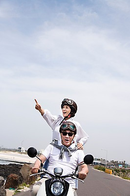 포토 JPG 주간 라이프스타일 부부 커플 여자 할아버지 노년 남자 행복 도로 길 할머니 바다 여행 하늘 고글 한국 사랑 미소 웃음 사람 동양인 손짓 상반신 해변 야외 두명 앞모습 실버라이프 청춘 선글라스 제주도 노부부 다정 활발 한국인 오토바이 돌_바위 바위 가리킴 추억 60대 헬멧 해안도로 김녕해수욕장 노인만 국내포토 자연요소 감정 아시아 안경 뷰포인트 컨셉 관계 교통시설 모션 표정 인종 성인 생활 바이크 보호장비 해수욕장 성인만 파일형식