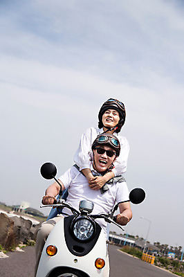 포토 JPG 주간 라이프스타일 부부 커플 여자 할아버지 노년 남자 행복 도로 길 할머니 여행 안기 하늘 고글 한국 사랑 미소 웃음 사람 앉기 동양인 상반신 야외 두명 앞모습 아웃포커스 실버라이프 청춘 선글라스 제주도 노부부 다정 활발 한국인 오토바이 돌_바위 바위 추억 60대 헬멧 해안도로 김녕해수욕장 노인만 국내포토 자연요소 감정 아시아 안경 뷰포인트 컨셉 관계 교통시설 모션 촬영기법 표정 인종 성인 생활 바이크 보호장비 해수욕장 성인만 파일형식