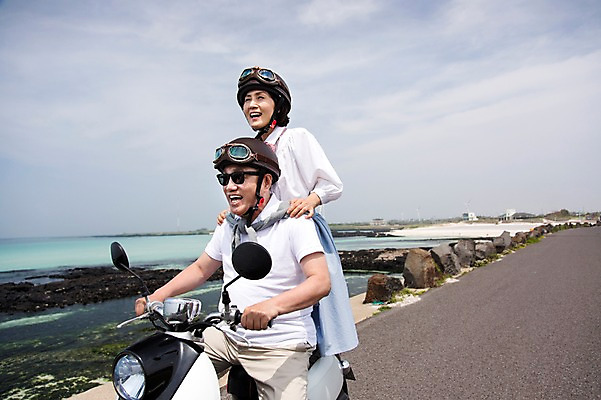 포토 JPG 주간 라이프스타일 부부 커플 여자 할아버지 노년 남자 행복 도로 길 할머니 바다 여행 하늘 고글 한국 사랑 미소 웃음 사람 앉기 동양인 상반신 해변 야외 두명 실버라이프 청춘 선글라스 제주도 노부부 다정 활발 한국인 오토바이 돌_바위 바위 추억 60대 헬멧 해안도로 김녕해수욕장 노인만 국내포토 자연요소 감정 아시아 안경 컨셉 관계 교통시설 모션 표정 인종 성인 생활 바이크 보호장비 해수욕장 성인만 파일형식