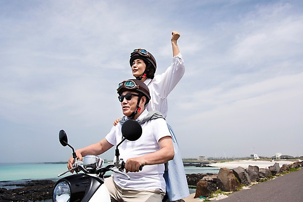 포토 JPG 주간 라이프스타일 부부 커플 여자 할아버지 노년 남자 행복 도로 길 할머니 바다 여행 하늘 고글 한국 사랑 미소 웃음 사람 앉기 동양인 손짓 상반신 해변 야외 두명 실버라이프 청춘 선글라스 제주도 노부부 다정 활발 한국인 오토바이 돌_바위 바위 추억 60대 헬멧 해안도로 김녕해수욕장 노인만 국내포토 자연요소 감정 아시아 안경 컨셉 관계 교통시설 모션 표정 인종 성인 생활 바이크 보호장비 해수욕장 성인만 파일형식