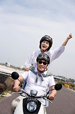 포토 JPG 주간 라이프스타일 부부 커플 여자 할아버지 노년 남자 행복 도로 길 할머니 여행 하늘 고글 한국 사랑 미소 웃음 사람 앉기 동양인 손짓 상반신 야외 두명 앞모습 실버라이프 청춘 선글라스 제주도 노부부 다정 활발 한국인 오토바이 돌_바위 바위 추억 60대 헬멧 해안도로 김녕해수욕장 노인만 국내포토 자연요소 감정 아시아 안경 뷰포인트 컨셉 관계 교통시설 모션 표정 인종 성인 생활 바이크 보호장비 해수욕장 성인만 파일형식