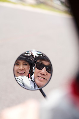 포토 JPG 주간 라이프스타일 부부 커플 여자 할아버지 노년 남자 행복 도로 길 할머니 고글 한국 사랑 미소 웃음 사람 동양인 상반신 야외 두명 아웃포커스 실버라이프 청춘 선글라스 제주도 노부부 다정 활발 거울 한국인 오토바이 추억 60대 헬멧 해안도로 김녕해수욕장 백미러 노인만 국내포토 자연요소 감정 아시아 안경 컨셉 관계 교통시설 촬영기법 표정 인종 성인 생활 바이크 보호장비 해수욕장 성인만 파일형식