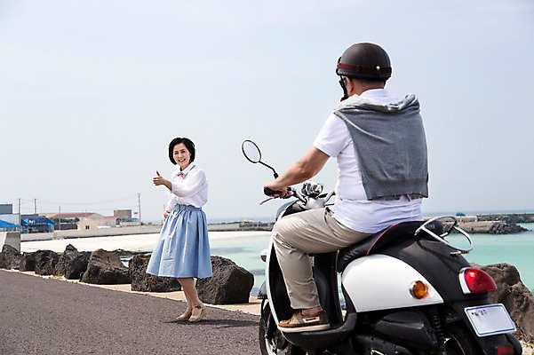포토 JPG 주간 전신 라이프스타일 부부 커플 여자 할아버지 노년 남자 행복 도로 길 할머니 바다 여행 하늘 한국 사랑 서기 미소 웃음 사람 앉기 동양인 손짓 해변 야외 두명 실버라이프 청춘 제주도 노부부 다정 활발 한국인 엄지손가락 오토바이 돌_바위 바위 추억 60대 헬멧 해안도로 김녕해수욕장 히치하이킹 노인만 국내포토 자연요소 감정 아시아 컨셉 손가락 관계 교통시설 모션 표정 인종 성인 생활 바이크 보호장비 해수욕장 성인만 파일형식