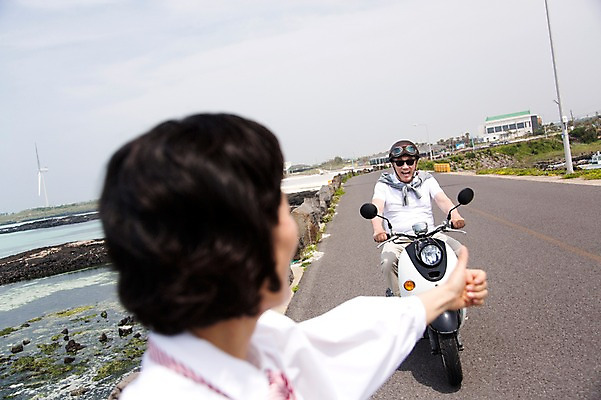 포토 JPG 주간 식물 라이프스타일 부부 커플 여자 할아버지 노년 남자 행복 도로 길 할머니 바다 여행 하늘 고글 한국 사랑 미소 웃음 사람 앉기 동양인 손짓 상반신 해변 야외 두명 실버라이프 청춘 선글라스 제주도 노부부 다정 활발 한국인 엄지손가락 오토바이 돌_바위 바위 추억 60대 헬멧 해안도로 김녕해수욕장 히치하이킹 노인만 국내포토 자연요소 감정 아시아 안경 컨셉 손가락 관계 교통시설 모션 표정 인종 성인 생활 바이크 보호장비 해수욕장 성인만 파일형식