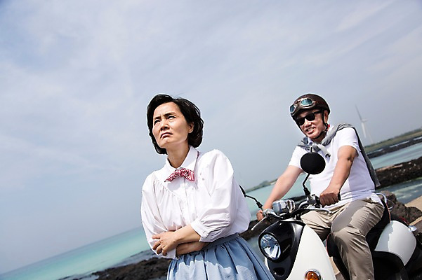 포토 JPG 주간 라이프스타일 부부 커플 여자 할아버지 노년 남자 행복 할머니 바다 여행 하늘 고글 한국 사랑 서기 미소 웃음 사람 앉기 동양인 상반신 해변 야외 두명 아웃포커스 실버라이프 청춘 선글라스 제주도 팔짱 노부부 다정 활발 한국인 오토바이 분노 돌_바위 바위 추억 60대 헬멧 싸움 해안도로 김녕해수욕장 노인만 국내포토 자연요소 감정 아시아 안경 도로 컨셉 관계 모션 촬영기법 표정 인종 성인 생활 바이크 보호장비 해수욕장 성인만 파일형식