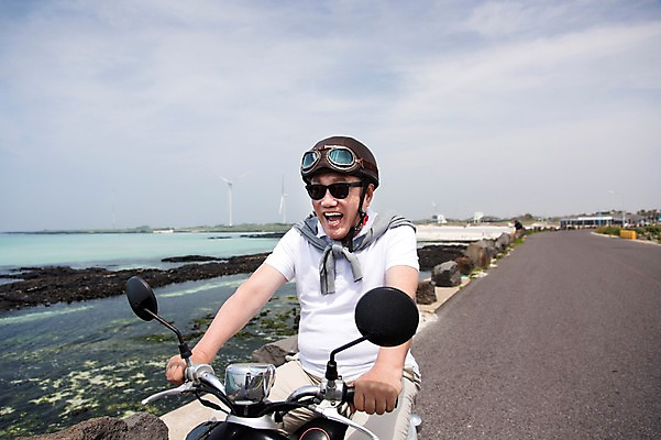 포토 JPG 주간 라이프스타일 할아버지 노년 남자 행복 바다 여행 하늘 고글 한국 사랑 한명 미소 웃음 사람 앉기 동양인 상반신 해변 야외 실버라이프 청춘 선글라스 제주도 다정 활발 한국인 오토바이 돌_바위 바위 추억 60대 헬멧 해안도로 김녕해수욕장 성인남자한명만 노인만 노인남자만 노인남자한명만 국내포토 자연요소 1 감정 아시아 안경 도로 컨셉 모션 표정 인종 성인 생활 바이크 보호장비 해수욕장 남자만 남자한명만 성인남자만 성인만 파일형식