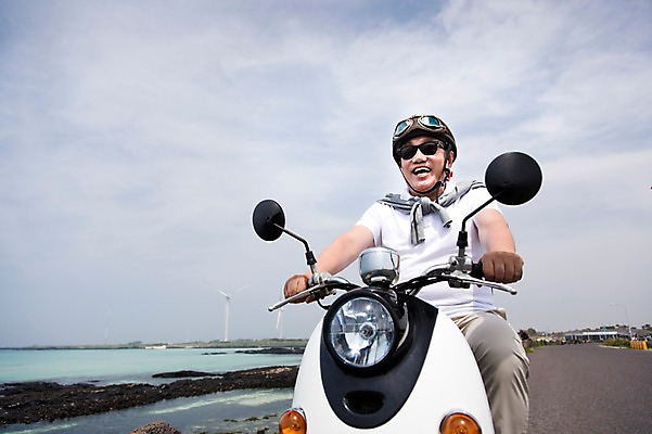 포토 JPG 주간 라이프스타일 할아버지 노년 남자 행복 바다 여행 하늘 고글 한국 사랑 한명 미소 웃음 사람 앉기 동양인 상반신 해변 야외 실버라이프 청춘 선글라스 제주도 다정 활발 한국인 오토바이 돌_바위 바위 추억 60대 헬멧 해안도로 김녕해수욕장 성인남자한명만 노인만 노인남자만 노인남자한명만 국내포토 자연요소 1 감정 아시아 안경 도로 컨셉 모션 표정 인종 성인 생활 바이크 보호장비 해수욕장 남자만 남자한명만 성인남자만 성인만 파일형식