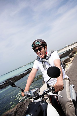 포토 JPG 주간 라이프스타일 할아버지 노년 남자 행복 바다 여행 하늘 고글 한국 사랑 한명 미소 웃음 사람 앉기 동양인 상반신 해변 야외 실버라이프 청춘 선글라스 제주도 다정 활발 한국인 오토바이 돌_바위 바위 추억 60대 헬멧 해안도로 김녕해수욕장 성인남자한명만 노인만 노인남자만 노인남자한명만 국내포토 자연요소 1 감정 아시아 안경 도로 컨셉 모션 표정 인종 성인 생활 바이크 보호장비 해수욕장 남자만 남자한명만 성인남자만 성인만 파일형식