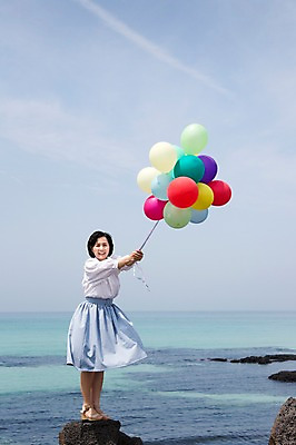 포토 JPG 주간 전신 라이프스타일 여자 노년 행복 할머니 바다 여행 하늘 한국 사랑 한명 서기 미소 웃음 들기 사람 동양인 해변 야외 실버라이프 청춘 제주도 다정 활발 한국인 돌_바위 바위 추억 60대 풍선 김녕해수욕장 성인여자한명만 노인만 노인여자만 노인여자한명만 국내포토 자연요소 1 감정 아시아 컨셉 모션 표정 인종 성인 생활 해수욕장 여자만 여자한명만 성인여자만 성인만 파일형식