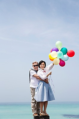 포토 JPG 주간 전신 라이프스타일 부부 커플 여자 할아버지 노년 남자 행복 할머니 바다 여행 안기 포옹 하늘 한국 사랑 서기 미소 웃음 들기 사람 동양인 해변 야외 두명 실버라이프 청춘 선글라스 제주도 노부부 다정 활발 한국인 추억 60대 풍선 김녕해수욕장 노인만 국내포토 자연요소 감정 아시아 안경 컨셉 관계 모션 표정 인종 성인 생활 해수욕장 성인만 파일형식