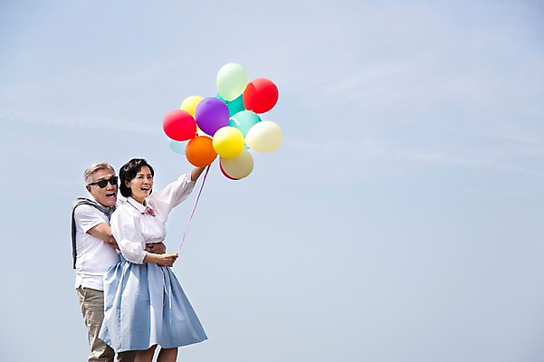 포토 JPG 주간 라이프스타일 부부 커플 여자 할아버지 노년 남자 행복 할머니 안기 포옹 하늘 한국 사랑 서기 미소 웃음 들기 사람 동양인 상반신 야외 두명 실버라이프 청춘 선글라스 제주도 노부부 다정 활발 한국인 추억 60대 해안도로 풍선 김녕해수욕장 노인만 국내포토 자연요소 감정 아시아 안경 도로 컨셉 관계 모션 표정 인종 성인 생활 해수욕장 성인만 파일형식