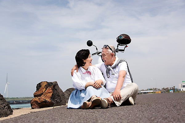 포토 JPG 주간 전신 라이프스타일 부부 커플 여자 할아버지 노년 남자 행복 할머니 바다 여행 하늘 어깨동무 휴식 한국 사랑 미소 웃음 사람 앉기 동양인 해변 야외 두명 앞모습 실버라이프 청춘 제주도 마주보기 노부부 다정 활발 한국인 돌_바위 바위 추억 60대 해안도로 김녕해수욕장 노인만 국내포토 자연요소 감정 아시아 도로 뷰포인트 포즈 컨셉 관계 모션 표정 인종 성인 생활 해수욕장 성인만 파일형식