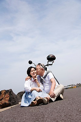 포토 JPG 주간 전신 라이프스타일 부부 커플 여자 할아버지 노년 남자 행복 할머니 바다 여행 하늘 어깨동무 휴식 키스 한국 사랑 미소 웃음 사람 앉기 동양인 해변 야외 두명 앞모습 실버라이프 청춘 제주도 노부부 다정 활발 한국인 돌_바위 바위 추억 60대 해안도로 김녕해수욕장 노인만 국내포토 자연요소 감정 아시아 도로 뷰포인트 포즈 컨셉 관계 모션 표정 인종 성인 생활 해수욕장 애정표현 성인만 파일형식