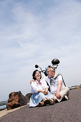 포토 JPG 주간 전신 라이프스타일 부부 커플 여자 할아버지 노년 남자 행복 할머니 바다 여행 하늘 어깨동무 휴식 한국 사랑 미소 웃음 사람 앉기 동양인 해변 야외 두명 앞모습 실버라이프 청춘 제주도 노부부 다정 활발 한국인 돌_바위 바위 추억 60대 해안도로 김녕해수욕장 노인만 국내포토 자연요소 감정 아시아 도로 뷰포인트 포즈 컨셉 관계 모션 표정 인종 성인 생활 해수욕장 성인만 파일형식