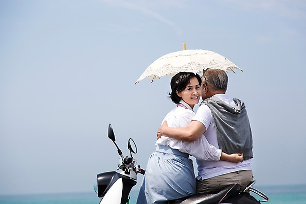 포토 JPG 주간 라이프스타일 부부 커플 여자 할아버지 노년 남자 행복 할머니 바다 여행 안기 하늘 휴식 한국 사랑 미소 웃음 들기 사람 앉기 동양인 상반신 해변 야외 두명 뒷모습 실버라이프 청춘 제주도 노부부 다정 활발 한국인 오토바이 뒤돌아보기 추억 60대 양산 김녕해수욕장 노인만 국내포토 자연요소 감정 아시아 뷰포인트 컨셉 관계 모션 표정 인종 성인 생활 바이크 해수욕장 성인만 파일형식