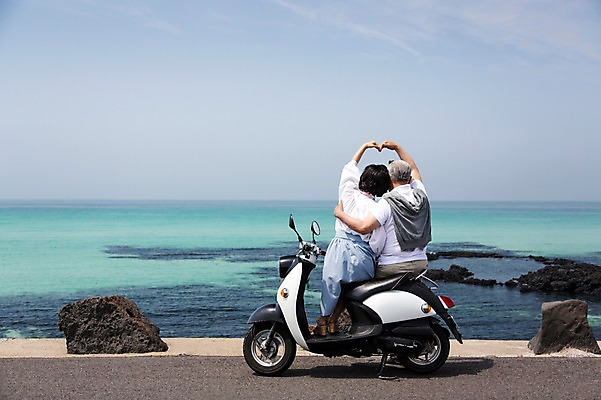 포토 JPG 주간 전신 라이프스타일 부부 커플 여자 할아버지 노년 남자 행복 할머니 바다 여행 하늘 한국 사랑 사람 앉기 동양인 손짓 상반신 해변 야외 두명 뒷모습 실버라이프 청춘 제주도 노부부 다정 활발 한국인 오토바이 돌_바위 바위 하트 추억 60대 해안도로 김녕해수욕장 노인만 국내포토 자연요소 모양 감정 아시아 도로 뷰포인트 컨셉 관계 모션 인종 성인 생활 바이크 해수욕장 성인만 파일형식