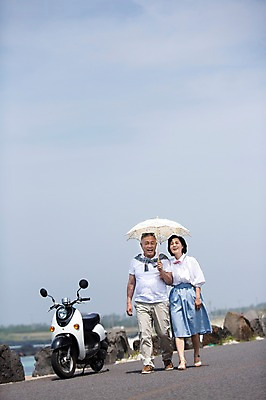 포토 JPG 주간 전신 라이프스타일 부부 커플 여자 할아버지 노년 남자 행복 할머니 바다 여행 하늘 한국 사랑 서기 미소 웃음 들기 사람 동양인 해변 야외 두명 앞모습 아웃포커스 실버라이프 청춘 선글라스 제주도 걷기 노부부 다정 활발 한국인 오토바이 돌_바위 바위 추억 60대 양산 해안도로 김녕해수욕장 노인만 국내포토 자연요소 감정 아시아 안경 도로 뷰포인트 컨셉 관계 모션 촬영기법 표정 인종 성인 생활 바이크 해수욕장 성인만 파일형식