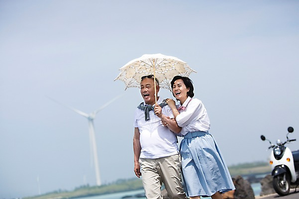 포토 JPG 주간 라이프스타일 부부 커플 여자 할아버지 노년 남자 행복 할머니 바다 여행 하늘 한국 사랑 서기 미소 웃음 들기 사람 동양인 상반신 해변 야외 두명 아웃포커스 실버라이프 청춘 선글라스 제주도 노부부 다정 활발 한국인 오토바이 바위 추억 60대 양산 해안도로 김녕해수욕장 노인만 국내포토 자연요소 감정 아시아 안경 도로 컨셉 관계 모션 촬영기법 표정 인종 성인 생활 바이크 해수욕장 성인만 파일형식