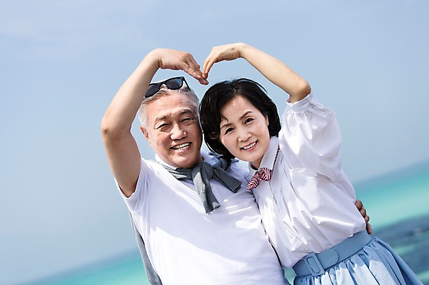 포토 JPG 주간 라이프스타일 부부 커플 여자 할아버지 노년 남자 행복 할머니 바다 여행 하늘 한국 사랑 미소 웃음 사람 동양인 손짓 상반신 해변 야외 두명 앞모습 아웃포커스 실버라이프 청춘 선글라스 제주도 노부부 다정 활발 한국인 하트 추억 60대 김녕해수욕장 노인만 국내포토 자연요소 모양 감정 아시아 안경 뷰포인트 컨셉 관계 모션 촬영기법 표정 인종 성인 생활 해수욕장 성인만 파일형식