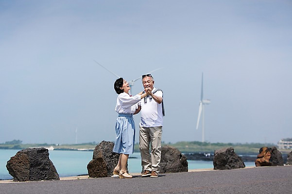 포토 JPG 주간 전신 라이프스타일 부부 커플 여자 할아버지 노년 남자 행복 할머니 바다 여행 하늘 한국 사랑 서기 미소 웃음 사람 동양인 해변 야외 두명 아웃포커스 실버라이프 청춘 선글라스 제주도 손잡기 노부부 다정 활발 한국인 돌_바위 바위 추억 60대 해안도로 김녕해수욕장 노인만 국내포토 자연요소 감정 아시아 안경 도로 컨셉 관계 모션 촬영기법 표정 인종 성인 생활 해수욕장 성인만 파일형식