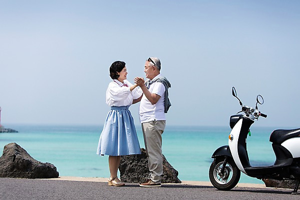 포토 JPG 주간 전신 라이프스타일 부부 커플 여자 할아버지 노년 남자 행복 할머니 바다 여행 하늘 한국 사랑 서기 미소 웃음 사람 동양인 해변 야외 두명 옆모습 아웃포커스 실버라이프 청춘 선글라스 제주도 마주보기 손잡기 노부부 다정 활발 한국인 오토바이 돌_바위 바위 추억 60대 해안도로 김녕해수욕장 노인만 국내포토 자연요소 감정 아시아 안경 도로 뷰포인트 컨셉 관계 모션 촬영기법 표정 인종 성인 생활 바이크 해수욕장 성인만 파일형식